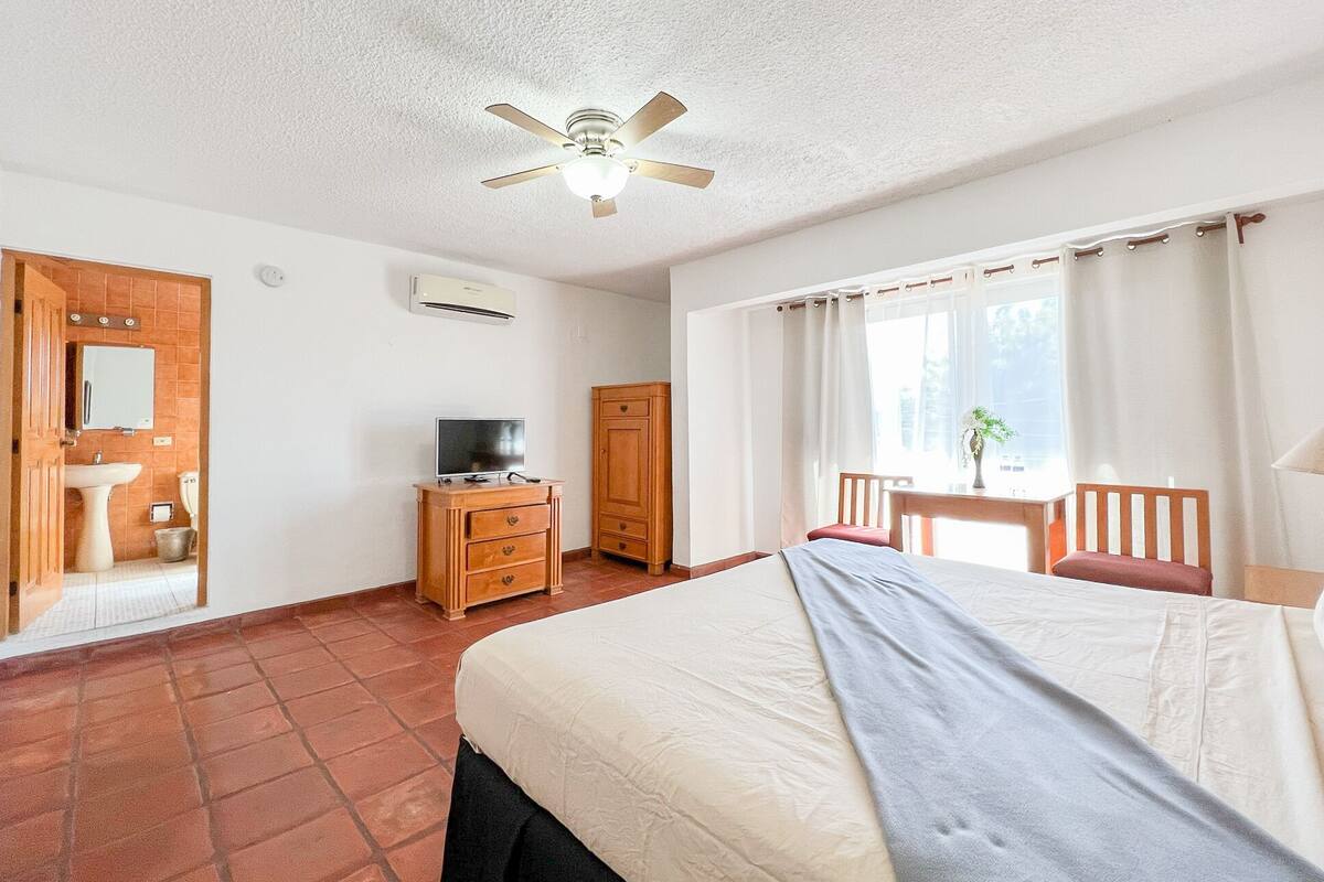 Standard Room, 1 King Bed