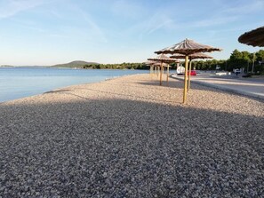 Beach - Apartment in Pirovac with Terrace, Air condition, WIFI (4925-4) (Pirovac)