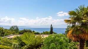 A coastal landscape with a view of the sea, a clear sky, and lush greenery. - Apartment in Njivice with Seaview, Balcony, Air condition, WIFI (4930-1) (Njivice)