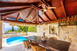 Outdoor dining - Apartment in Njivice with Seaview, Balcony, Air condition, WIFI (4930-2) (Njivice)