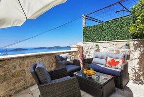 Villa (Two Bedroom House with Sea View) | Terraza o patio