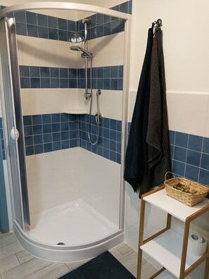 Shower, hair dryer, bidet, towels - Cozy apartment with veranda CIN IT091017C2000P7610 (Cala Gonone)