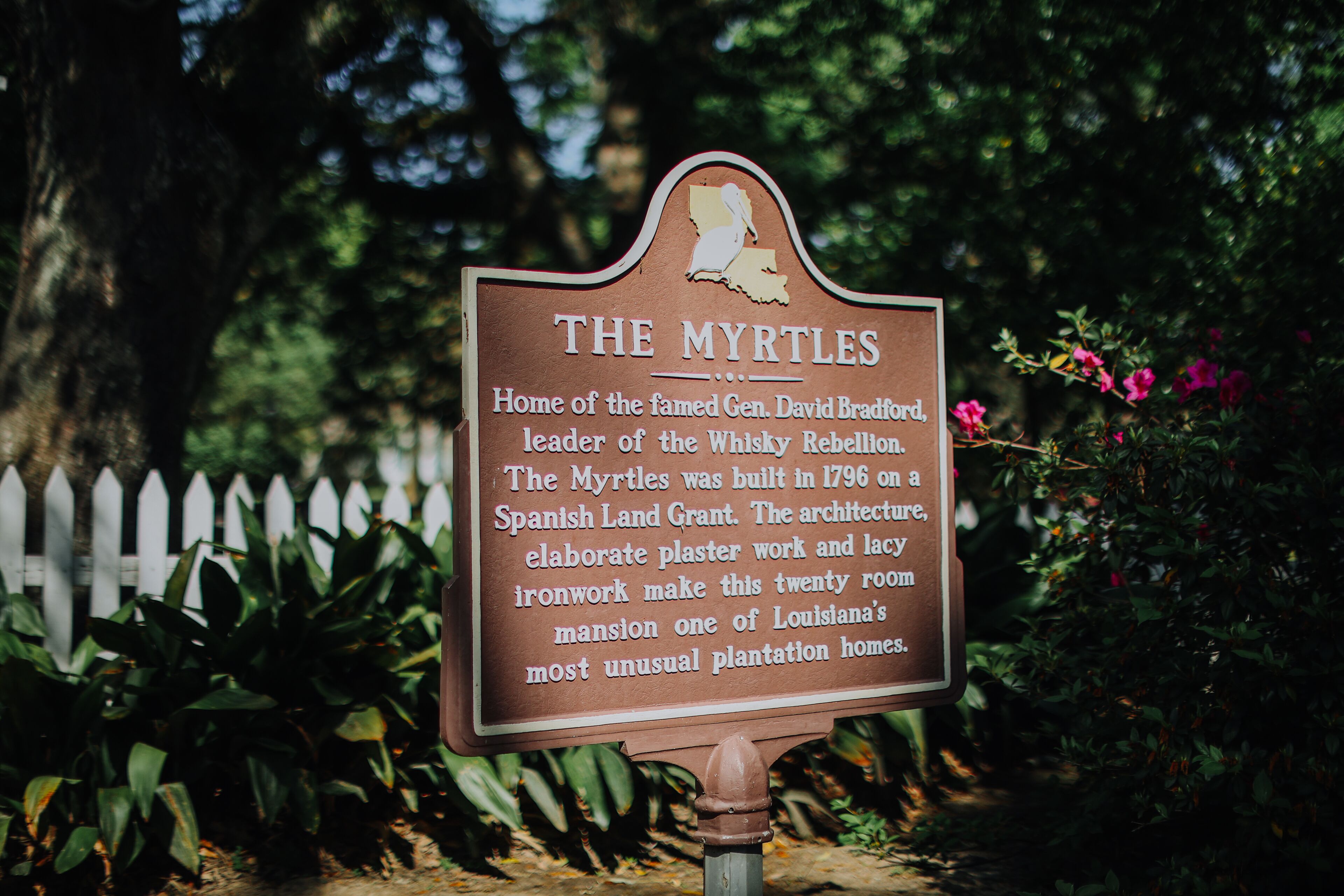 Un cartel indicador histórico sobre The Myrtles, que detalla su historia y arquitectura única.