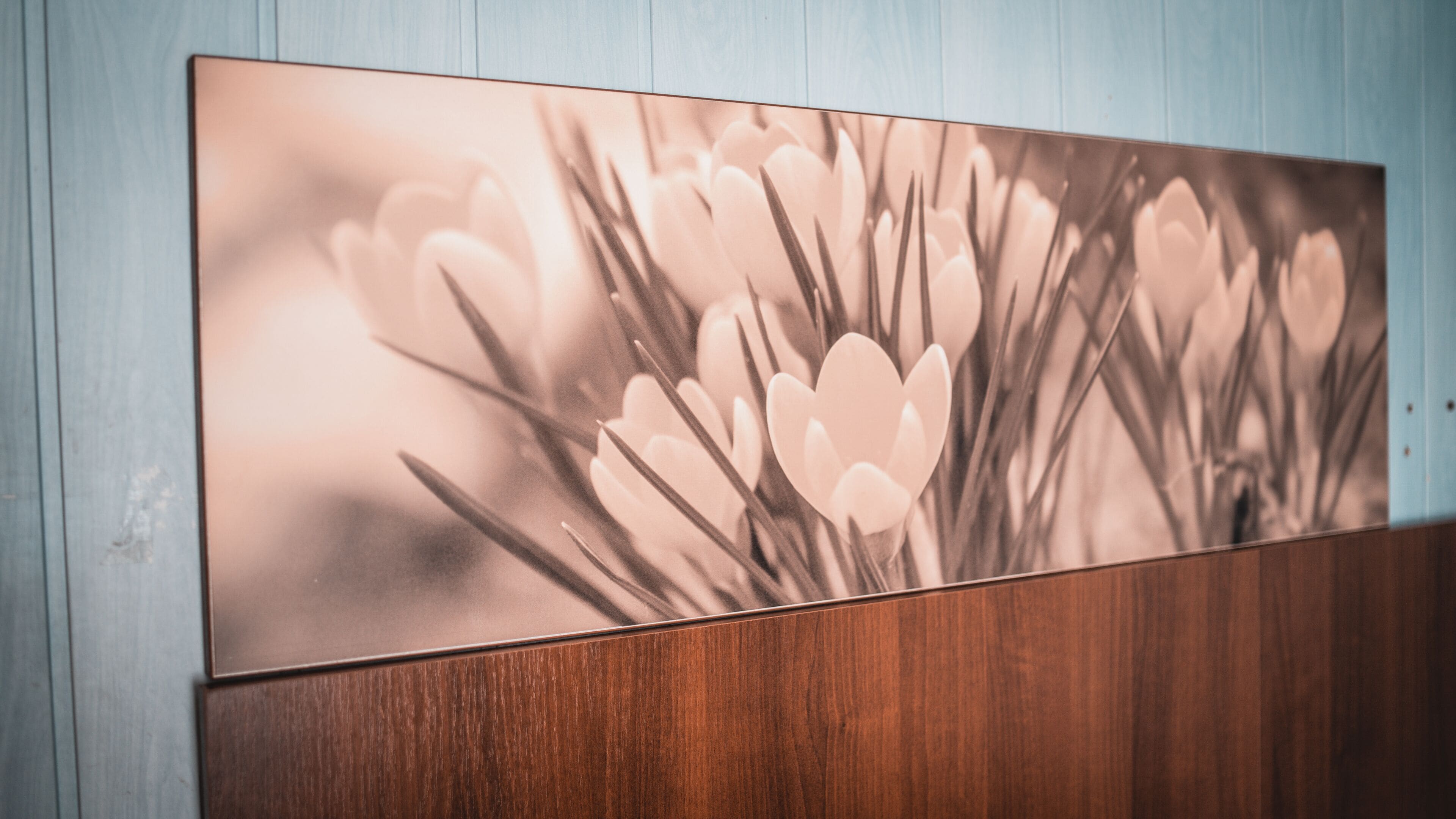 Une œuvre d’art murale représentant des fleurs.