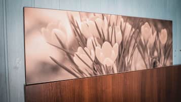Une œuvre d’art murale représentant des fleurs.