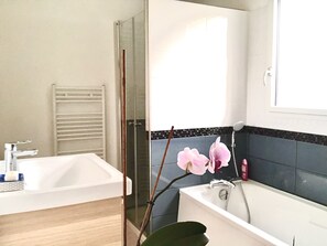 Badewanne, Haartrockner, Handtücher, Toilettenpapier