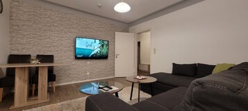 Apartamento Grand | Zona de estar | Una televisión