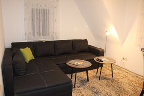 Appartement Deluxe | Salle de séjour | Téléviseur