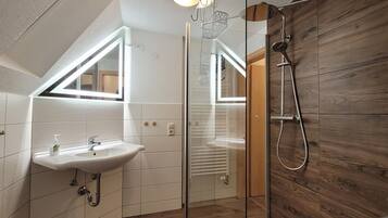 Deluxe-Apartment | Badezimmer | Regendusche, Haartrockner, Handtücher, Seife