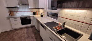 Refrigerador, microondas, horno, placa de cocina