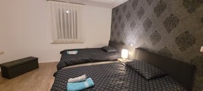 2 habitaciones, minibar, cortinas blackout y sistema de insonorización 