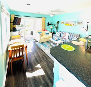 TV, DVD player - Bright end unit, Ocean Views, 1st floor,  Pool, large beach, Direct access !!! (Carolina Beach)