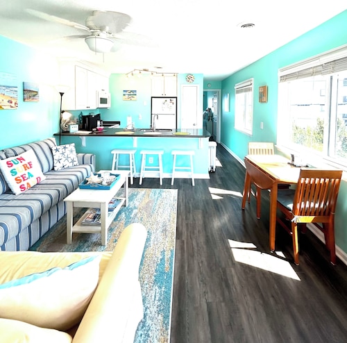 Bright end unit, Ocean Views, 1st floor,  Pool, large beach, Direct access !!!