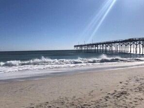 Beach nearby, sun-loungers, beach towels - Bright end unit, Ocean Views, 1st floor,  Pool, large beach, Direct access !!! (Carolina Beach)