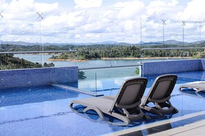 Outdoor pool - Hotel Santorini (Guatapé)