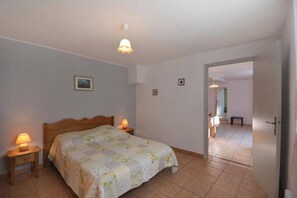 1 habitación, tabla de planchar con plancha, wifi gratis y ropa de cama