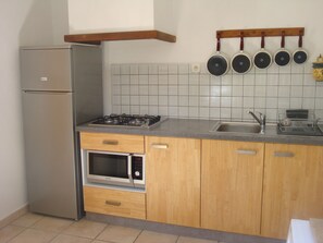 Kühlschrank, Mikrowelle, Ofen, Herdplatte