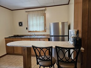 Fridge, stovetop, coffee/tea maker, toaster - The Gold Eagle Cottage 7 (Lake George)