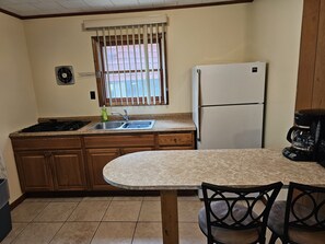 Kjøleskap, kokeplater, kaffetrakter/tekoker og brødrister