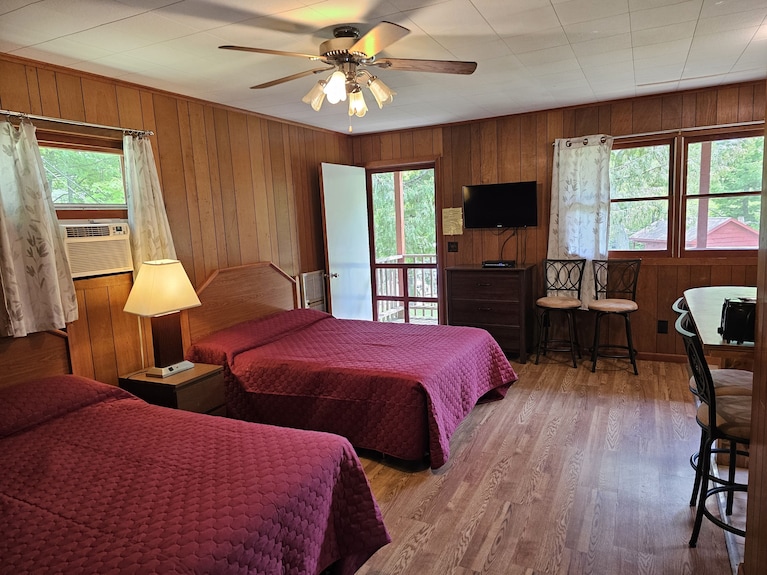 The Gold Eagle Cottage 8 - Lake George, NY