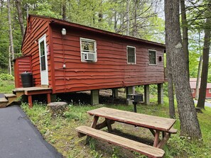 Outdoor dining - The Gold Eagle Cottage 15 (Lake George)