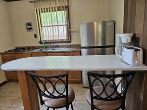 大型冷蔵庫、コンロ、コーヒー / ティーメーカー、トースター