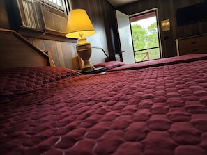 2 bedrooms, WiFi, bed sheets - The Gold Eagle Cottage 11 (Lake George)