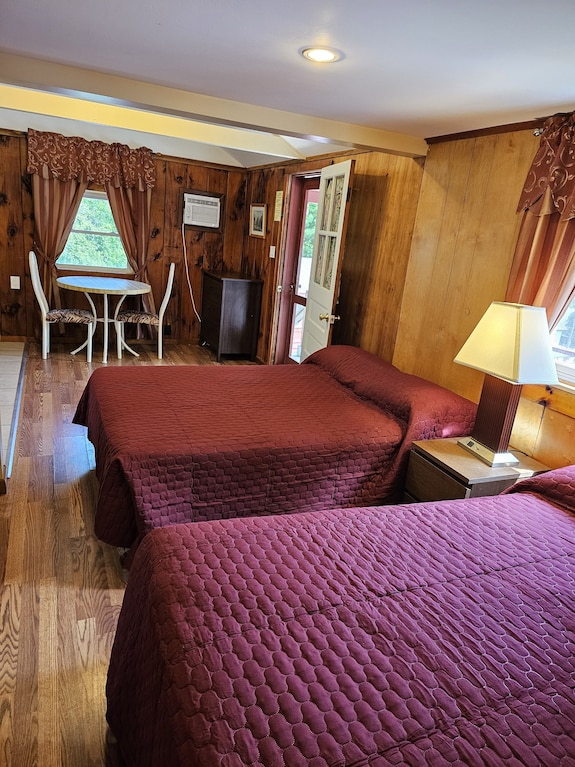 The Gold Eagle Cottage 6 - Lake George, NY
