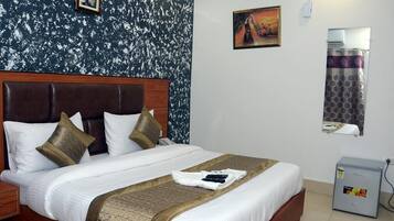 1 bedroom, blackout curtains, soundproofing, iron/ironing board