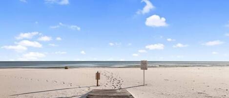 På stranden