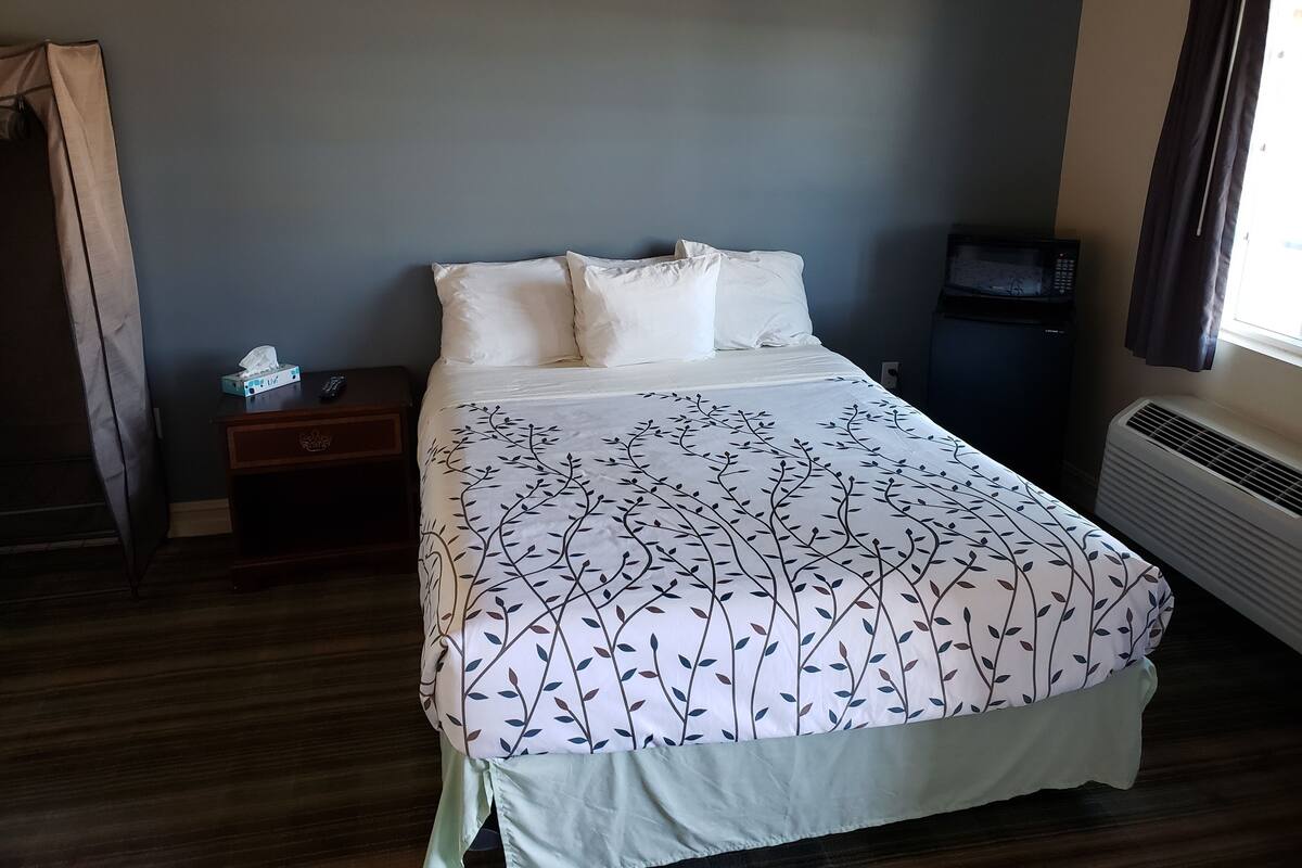 Room, 1 Queen Bed, Accessible, Non Smoking | Desk, laptop workspace, blackout drapes, iron/ironing board (on request)