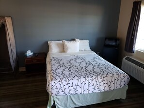 Room, 1 Queen Bed, Accessible, Non Smoking | Desk, laptop workspace, blackout drapes, iron/ironing board - Hotel Portlight (Wilmington)