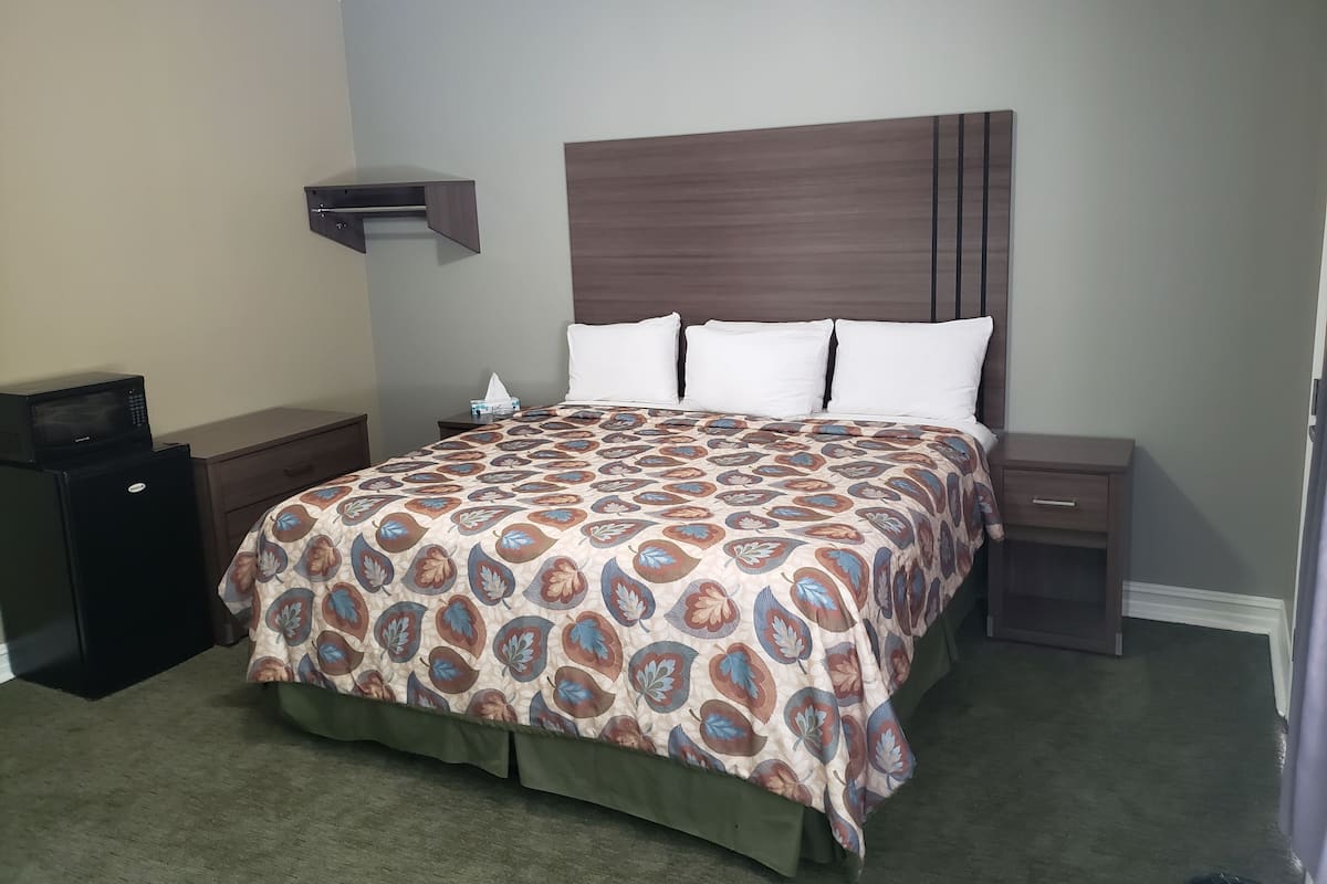 Escritorio, espacio para trabajar con un portátil, cortinas opacas