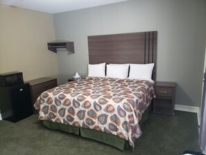 Desk, laptop workspace, blackout drapes, iron/ironing board - Hotel Portlight (Wilmington)