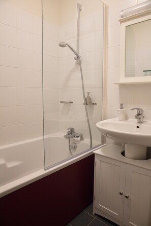 Baignoire, sĂšche-cheveux, serviettes fournies, savon