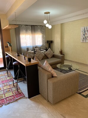 Appartement Deluxe, 1 chambre, balcon, vue piscine | Coin séjour | Télévision à écran plat de 42 pouces avec chaînes numériques, télévision