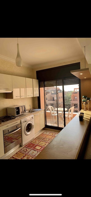 Four, plaque de cuisson, lave-vaisselle, mixeur