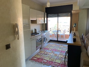 Four, plaque de cuisson, lave-vaisselle, mixeur