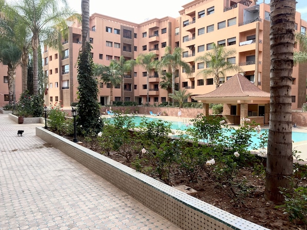 Piscine extérieure, parasols de plage, chaises longues