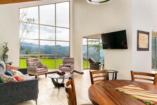 A home with beautiful mountain views. A Gem Close to Orosi.