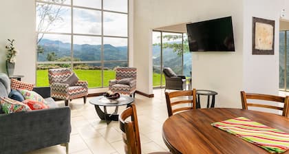 A home with beautiful mountain views. A Gem Close to Orosi.