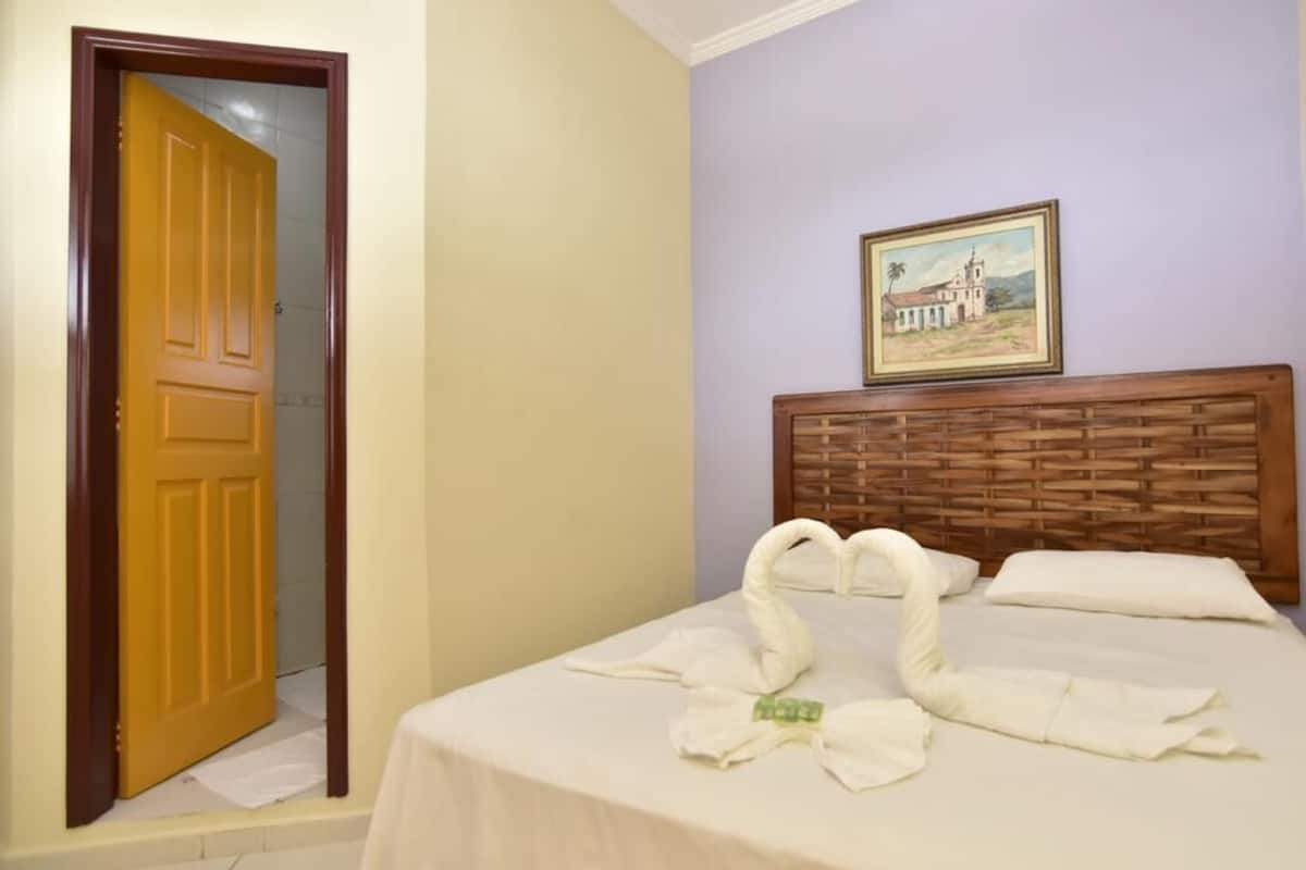 Quarto standard | Cofres nos quartos, Wi-Fi de cortesia, roupa de cama
