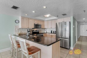 ثلاجة، ميكروويف، ماكينة لصنع القهوة/الشاي، محمصة خبز