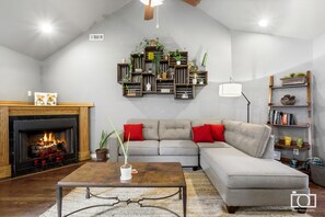 Una televisión, una chimenea, un reproductor estéreo, una impresora