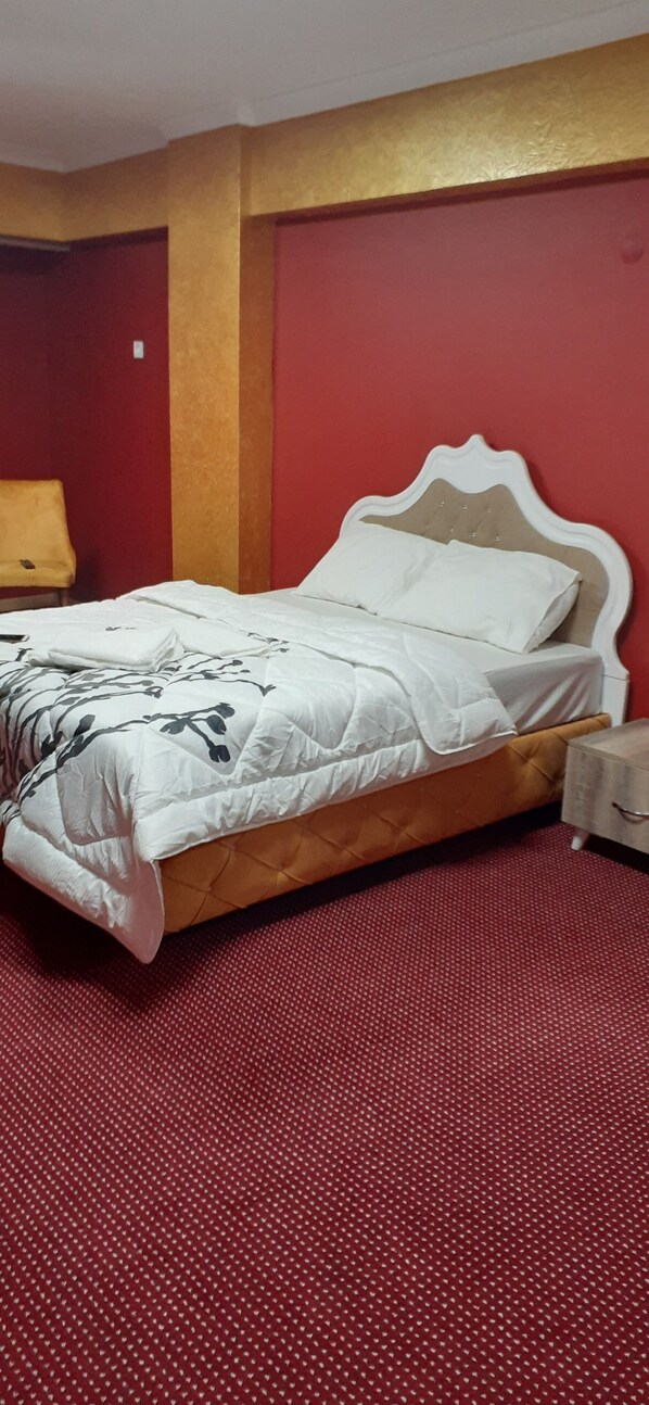 Desk, soundproofing, iron/ironing board (on request), bed sheets - Bagcilar Suit (Istanbul)