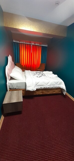 Desk, soundproofing, iron/ironing board (on request), bed sheets - Bagcilar Suit (Istanbul)
