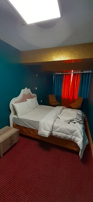 Schreibtisch, schallisolierte Zimmer, Bügeleisen/Bügelbrett, Bettwäsche