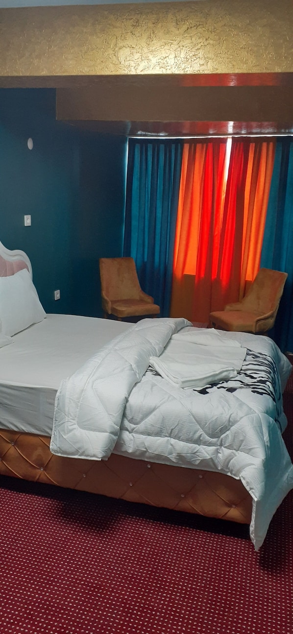 Bureau, chambres insonorisées, fer et planche à repasser, draps fournis