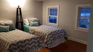 A bedroom with two beds, each with patterned bedding, a ladder, and two windows. - Gettysburg Getaway! Battlefields/Wineries/Ski! (Orrtanna)