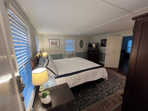 1 bedroom, iron/ironing board, WiFi, bed sheets - Downtown!!  Located in the Cultural District - One Block to Yacht Club (Plymouth)